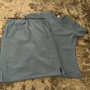 C Saucy scrub set